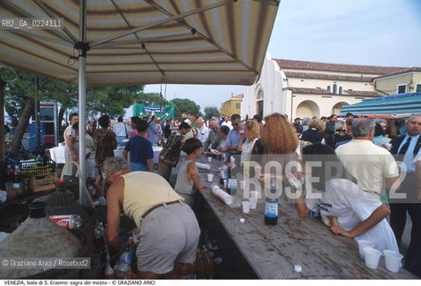 Localizzazione:..VENEZIA / ISOLA DI S. ERASMO..Oggetto:..Soggetto:..SAGRA DEL MOSTO..Cronologia: ....Definizione Culturale:..   Autore: ..   Stile: ..   Editori/Stampatori:..   Committenza:..Materia e Tecnica:..Collocazione:..Note:..MURANO BURANO TORCELLO FESTE..Riproduzione Fotografica:..Graziano Arici/Rosebud2 .Copyright:..Graziano Arici/Rosebud2 .Data:..1995..Costo:..A..
