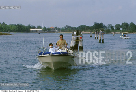 Localizzazione:..VENEZIA / LAGUNA..Oggetto:..Soggetto:..CANALE DI S. ERASMO / MOSTOSCAFO..Cronologia: ....Definizione Culturale:..   Autore: ..   Stile: ..   Editori/Stampatori:..   Committenza:..Materia e Tecnica:..Collocazione:..Note:..MURANO BURANO TORCELLO..Riproduzione Fotografica:..Graziano Arici/Rosebud2 .Copyright:..Graziano Arici/Rosebud2 .Data:..1995..Costo:..A..