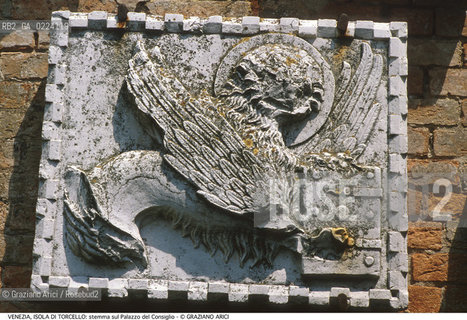 Localizzazione:..VENEZIA / ISOLA DI TORCELLO..Oggetto:..Soggetto:..STEMMA SUL PALAZZO DEL CONSIGLIO / LEONE..Cronologia: ..Definizione Culturale:..   Autore: ..   Stile: ..   Editori/Stampatori:..   Committenza:..Materia e Tecnica:..MARMO..Collocazione:..Note:.. MURANO BURANO TORCELLO..Riproduzione Fotografica:..Graziano Arici/Rosebud2 .Copyright:..Graziano Arici/Rosebud2 .Data:..1995..Costo:..A..