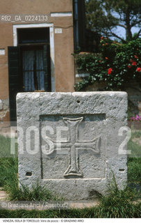 Localizzazione:..VENEZIA / ISOLA DI TORCELLO..Oggetto:..Soggetto:..VERA DA POZZO..Cronologia: ..Definizione Culturale:..   Autore: ..   Stile: ..   Editori/Stampatori:..   Committenza:..Materia e Tecnica:..MARMO..Collocazione:..Note:.. MURANO BURANO TORCELLO..Riproduzione Fotografica:..Graziano Arici/Rosebud2 .Copyright:..Graziano Arici/Rosebud2 .Data:..1995..Costo:..A..