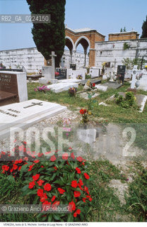 Localizzazione:..VENEZIA / ISOLA DI S. MICHELE..Oggetto:..Soggetto:..CIMITERO TOMBA DI LUIGI NONO..Cronologia: ..XX SECOLO..Definizione Culturale:..   Autore:.. ..   Stile: ..   Editori/Stampatori:..   Committenza:..Materia e Tecnica:..Collocazione:..Note:..MURANO BURANO TORCELLO..Riproduzione Fotografica:..Graziano Arici/Rosebud2 .Copyright:..Graziano Arici/Rosebud2 .Data:..1995..Costo:..A..