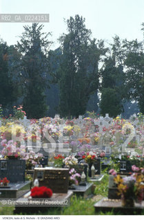 Localizzazione:..VENEZIA / ISOLA DI S. MICHELE..Oggetto:..Soggetto:..CIMITERO TOMBE..Cronologia: ..XIX SECOLO..Definizione Culturale:..   Autore: ..ANNIBALE FORCELLINI..   Stile: ..   Editori/Stampatori:..   Committenza:..Materia e Tecnica:..Collocazione:..Note:..MURANO BURANO TORCELLO..Riproduzione Fotografica:..Graziano Arici/Rosebud2 .Copyright:..Graziano Arici/Rosebud2 .Data:..1995..Costo:..A..