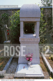 Localizzazione:..VENEZIA / ISOLA DI S. MICHELE..Oggetto:..Soggetto:..CIMITERO TOMBA DI SERGEJ DIAGHILEV..Cronologia: ..XX SECOLO..Definizione Culturale:..   Autore: ..   Stile: ..   Editori/Stampatori:..   Committenza:..Materia e Tecnica:..Collocazione:..Note:..MURANO BURANO TORCELLO..Riproduzione Fotografica:..Graziano Arici/Rosebud2 .Copyright:..Graziano Arici/Rosebud2 .Data:..1995..Costo:..A..