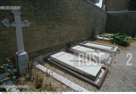 Localizzazione:..VENEZIA / ISOLA DI S. MICHELE..Oggetto:..Soggetto:..CIMITERO TOMBE DI IGOR E VERA STRAVINSKIJ..Cronologia: ..XX SECOLO..Definizione Culturale:..   Autore:..GIACOMO MANZU ..   Stile: ..   Editori/Stampatori:..   Committenza:..Materia e Tecnica:..Collocazione:..Note:..MURANO BURANO TORCELLO..Riproduzione Fotografica:..Graziano Arici/Rosebud2 .Copyright:..Graziano Arici/Rosebud2 .Data:..1995..Costo:..A..