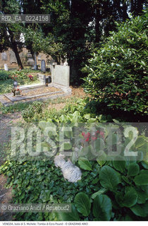 Localizzazione:..VENEZIA / ISOLA DI S. MICHELE..Oggetto:..Soggetto:..CIMITERO TOMBA DI EZRA POUND..Cronologia: ..XX SECOLO..Definizione Culturale:..   Autore:.. ..   Stile: ..   Editori/Stampatori:..   Committenza:..Materia e Tecnica:..Collocazione:..Note:..MURANO BURANO TORCELLO..Riproduzione Fotografica:..Graziano Arici/Rosebud2 .Copyright:..Graziano Arici/Rosebud2 .Data:..1995..Costo:..A..