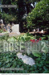 Localizzazione:..VENEZIA / ISOLA DI S. MICHELE..Oggetto:..Soggetto:..CIMITERO TOMBA DI EZRA POUND..Cronologia: ..XX SECOLO..Definizione Culturale:..   Autore:.. ..   Stile: ..   Editori/Stampatori:..   Committenza:..Materia e Tecnica:..Collocazione:..Note:..MURANO BURANO TORCELLO..Riproduzione Fotografica:..Graziano Arici/Rosebud2 .Copyright:..Graziano Arici/Rosebud2 .Data:..1995..Costo:..A..