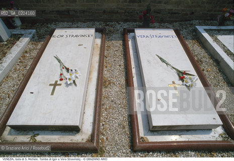 Localizzazione:..VENEZIA / ISOLA DI S. MICHELE..Oggetto:..Soggetto:..CIMITERO TOMBE DI IGOR E VERA STRAVINSKIJ..Cronologia: ..XX SECOLO..Definizione Culturale:..   Autore:..GIACOMO MANZU ..   Stile: ..   Editori/Stampatori:..   Committenza:..Materia e Tecnica:..Collocazione:..Note:..MURANO BURANO TORCELLO..Riproduzione Fotografica:..Graziano Arici/Rosebud2 .Copyright:..Graziano Arici/Rosebud2 .Data:..1995..Costo:..A..