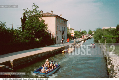Localizzazione:..VENEZIA / ISOLA DI TORCELLO..Oggetto:..Soggetto:..CANALE DI TORCELLO / TURISTI..Cronologia: ....Definizione Culturale:..   Autore: ..   Stile: ....   Editori/Stampatori:..   Committenza:..Materia e Tecnica:..Collocazione:..Note:.. MURANO BURANO TORCELLO..Riproduzione Fotografica:..Graziano Arici/Rosebud2 .Copyright:..Graziano Arici/Rosebud2 .Data:..1995..Costo:..A..