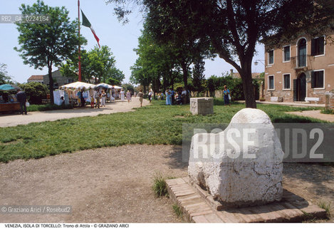 Localizzazione:..VENEZIA / ISOLA DI TORCELLO..Oggetto:..Soggetto:..TRONO DI ATTILA..Cronologia: ..XII SECOLO..Definizione Culturale:..   Autore: ..   Stile: ....   Editori/Stampatori:..   Committenza:..Materia e Tecnica:..Collocazione:..Note:.. MURANO BURANO TORCELLO..Riproduzione Fotografica:..Graziano Arici/Rosebud2 .Copyright:..Graziano Arici/Rosebud2 .Data:..1995..Costo:..A..