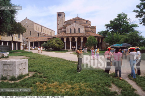 Localizzazione:..VENEZIA / ISOLA DI TORCELLO..Oggetto:..Soggetto:..S. FOSCA E CATTEDRALE S. MARIA ASSUNTA / TURISTI..Cronologia: ..XII SECOLO..Definizione Culturale:..   Autore: ..   Stile: ..ROMANICO..   Editori/Stampatori:..   Committenza:..Materia e Tecnica:..Collocazione:..Note:..CHIESA MURANO BURANO TORCELLO..Riproduzione Fotografica:..Graziano Arici/Rosebud2 .Copyright:..Graziano Arici/Rosebud2 .Data:..1995..Costo:..A..