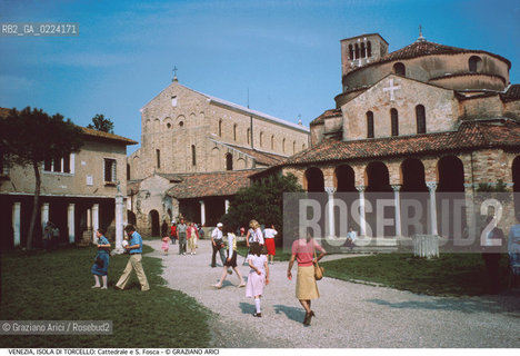 Localizzazione:..VENEZIA / ISOLA DI TORCELLO..Oggetto:..Soggetto:..CATTEDRALE S. MARIA ASSUNTA E S. FOSCA..Cronologia: ..XI XII SECOLO..Definizione Culturale:..   Autore: ..   Stile: ..ROMANICO..   Editori/Stampatori:..   Committenza:..Materia e Tecnica:..Collocazione:..Note:..CHIESA MURANO BURANO TORCELLO..Riproduzione Fotografica:..Graziano Arici/Rosebud2 .Copyright:..Graziano Arici/Rosebud2 .Data:..1995..Costo:..A..