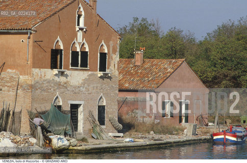 Localizzazione:..VENEZIA / ISOLA DI MAZZORBO..Oggetto:..Soggetto:..CASE..Cronologia: ..XVII SECOLO..Definizione Culturale:..   Autore: ..   Stile: ..   Editori/Stampatori:..   Committenza:..Materia e Tecnica:..Collocazione:..Note:..MURANO BURANO TORCELLO..Riproduzione Fotografica:..Graziano Arici/Rosebud2 .Copyright:..Graziano Arici/Rosebud2 .Data:..1995..Costo:..A..