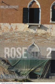 Localizzazione:..VENEZIA / ISOLA DI MAZZORBO..Oggetto:..Soggetto:..CASA RETI DA PESCA..Cronologia: ..XVII SECOLO..Definizione Culturale:..   Autore: ..   Stile: ..   Editori/Stampatori:..   Committenza:..Materia e Tecnica:..Collocazione:..Note:..MURANO BURANO TORCELLO..Riproduzione Fotografica:..Graziano Arici/Rosebud2 .Copyright:..Graziano Arici/Rosebud2 .Data:..1995..Costo:..A..