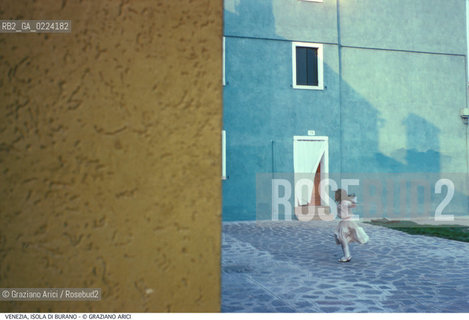 Localizzazione:..VENEZIA / ISOLA DI BURANO..Oggetto:..Soggetto:..GIALLO OCRA / GIOCO BAMBINA..Cronologia: ....Definizione Culturale:..   Autore: ..   Stile: ..   Editori/Stampatori:..   Committenza:..Materia e Tecnica:..Collocazione:..Note:....Riproduzione Fotografica:..Graziano Arici/Rosebud2 .Copyright:..Graziano Arici/Rosebud2 .Data:..1995..Costo:..A..