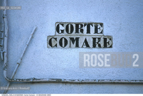 Localizzazione:..VENEZIA / ISOLA DI BURANO..Oggetto:..Soggetto:..CORTE COMARE BLU..Cronologia: ....Definizione Culturale:..   Autore: ..   Stile: ..   Editori/Stampatori:..   Committenza:..Materia e Tecnica:..Collocazione:..Note:....Riproduzione Fotografica:..Graziano Arici/Rosebud2 .Copyright:..Graziano Arici/Rosebud2 .Data:..1995..Costo:..A..