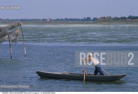 Localizzazione:..VENEZIA / ISOLA DI BURANO..Oggetto:..Soggetto:..PESCATORE IN LAGUNA..Cronologia: ....Definizione Culturale:..   Autore: ..   Stile: ..   Editori/Stampatori:..   Committenza:..Materia e Tecnica:..Collocazione:..Note:....Riproduzione Fotografica:..Graziano Arici/Rosebud2 .Copyright:..Graziano Arici/Rosebud2 .Data:..1995..Costo:..A..