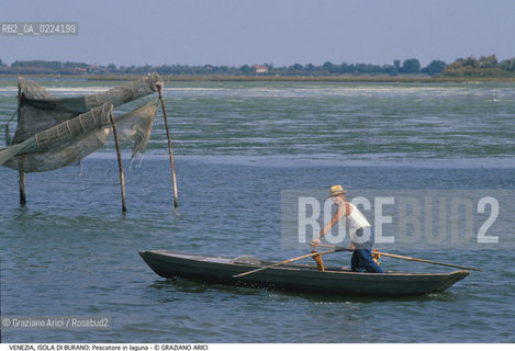 Localizzazione:..VENEZIA / ISOLA DI BURANO..Oggetto:..Soggetto:..PESCATORE IN LAGUNA..Cronologia: ....Definizione Culturale:..   Autore: ..   Stile: ..   Editori/Stampatori:..   Committenza:..Materia e Tecnica:..Collocazione:..Note:....Riproduzione Fotografica:..Graziano Arici/Rosebud2 .Copyright:..Graziano Arici/Rosebud2 .Data:..1995..Costo:..A..
