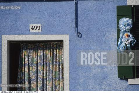 Localizzazione:..VENEZIA / ISOLA DI BURANO..Oggetto:..Soggetto:..CASE BLU..Cronologia: ....Definizione Culturale:..   Autore: ..   Stile: ..   Editori/Stampatori:..   Committenza:..Materia e Tecnica:..Collocazione:..Note:....Riproduzione Fotografica:..Graziano Arici/Rosebud2 .Copyright:..Graziano Arici/Rosebud2 .Data:..1995..Costo:..A..