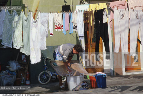 Localizzazione:..VENEZIA / ISOLA DI BURANO..Oggetto:..Soggetto:..PANNI LAVANDAIA BUCATO..Cronologia: ....Definizione Culturale:..   Autore: ..   Stile: ..   Editori/Stampatori:..   Committenza:..Materia e Tecnica:..Collocazione:..Note:....Riproduzione Fotografica:..Graziano Arici/Rosebud2 .Copyright:..Graziano Arici/Rosebud2 .Data:..1995..Costo:..A..