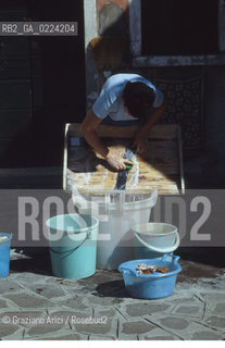 Localizzazione:..VENEZIA / ISOLA DI BURANO..Oggetto:..Soggetto:..PANNI LAVANDAIA BUCATO..Cronologia: ....Definizione Culturale:..   Autore: ..   Stile: ..   Editori/Stampatori:..   Committenza:..Materia e Tecnica:..Collocazione:..Note:....Riproduzione Fotografica:..Graziano Arici/Rosebud2 .Copyright:..Graziano Arici/Rosebud2 .Data:..1995..Costo:..A..