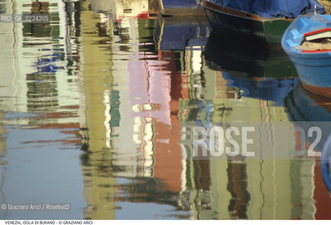 Localizzazione:..VENEZIA / ISOLA DI BURANO..Oggetto:..Soggetto:..RIFLESSI DI CASE SULL ACQUA..Cronologia: ....Definizione Culturale:..   Autore: ..   Stile: ..   Editori/Stampatori:..   Committenza:..Materia e Tecnica:..Collocazione:..Note:....Riproduzione Fotografica:..Graziano Arici/Rosebud2 .Copyright:..Graziano Arici/Rosebud2 .Data:..1995..Costo:..A..