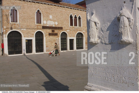 Localizzazione:..VENEZIA / ISOLA DI BURANO..Oggetto:..Soggetto:..PIAZZA GALUPPI MUSEO SCUOLA MERLETTI LAPIDE..Cronologia: ....Definizione Culturale:..   Autore: ..   Stile: ..   Editori/Stampatori:..   Committenza:..Materia e Tecnica:..Collocazione:..Note:....Riproduzione Fotografica:..Graziano Arici/Rosebud2 .Copyright:..Graziano Arici/Rosebud2 .Data:..1995..Costo:..A..