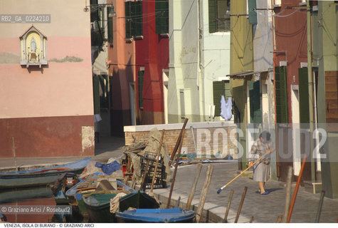 Localizzazione:..VENEZIA / ISOLA DI BURANO..Oggetto:..Soggetto:..CASE FONDAMENTA..Cronologia: ....Definizione Culturale:..   Autore: ..   Stile: ..   Editori/Stampatori:..   Committenza:..Materia e Tecnica:..Collocazione:..Note:....Riproduzione Fotografica:..Graziano Arici/Rosebud2 .Copyright:..Graziano Arici/Rosebud2 .Data:..1995..Costo:..A..