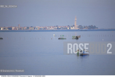 Localizzazione:..VENEZIA / ISOLA DI BURANO..Oggetto:..Soggetto:..LAGUNA PESCATORE PESCA..Cronologia: ....Definizione Culturale:..   Autore: ..   Stile: ..   Editori/Stampatori:..   Committenza:..Materia e Tecnica:..Collocazione:..Note:....Riproduzione Fotografica:..Graziano Arici/Rosebud2 .Copyright:..Graziano Arici/Rosebud2 .Data:..1995..Costo:..A..