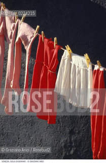 Localizzazione:..VENEZIA / ISOLA DI BURANO..Oggetto:..Soggetto:..PANNI ROSSO..Cronologia: ....Definizione Culturale:..   Autore: ..   Stile: ..   Editori/Stampatori:..   Committenza:..Materia e Tecnica:..Collocazione:..Note:....Riproduzione Fotografica:..Graziano Arici/Rosebud2 .Copyright:..Graziano Arici/Rosebud2 .Data:..1995..Costo:..A..