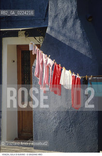 Localizzazione:..VENEZIA / ISOLA DI BURANO..Oggetto:..Soggetto:..PANNI..Cronologia: ....Definizione Culturale:..   Autore: ..   Stile: ..   Editori/Stampatori:..   Committenza:..Materia e Tecnica:..Collocazione:..Note:....Riproduzione Fotografica:..Graziano Arici/Rosebud2 .Copyright:..Graziano Arici/Rosebud2 .Data:..1995..Costo:..A..