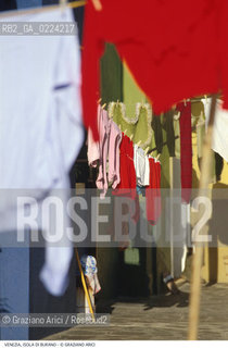 Localizzazione:..VENEZIA / ISOLA DI BURANO..Oggetto:..Soggetto:..PANNI ROSSO..Cronologia: ....Definizione Culturale:..   Autore: ..   Stile: ..   Editori/Stampatori:..   Committenza:..Materia e Tecnica:..Collocazione:..Note:....Riproduzione Fotografica:..Graziano Arici/Rosebud2 .Copyright:..Graziano Arici/Rosebud2 .Data:..1995..Costo:..A..