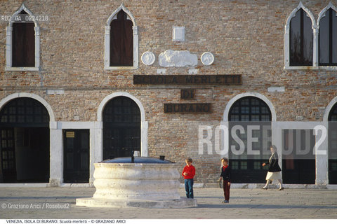 Localizzazione:..VENEZIA / ISOLA DI BURANO..Oggetto:..Soggetto:..SCUOLA MERLETTI MUSEO BAMBINI..Cronologia: ....Definizione Culturale:..   Autore: ..   Stile: ..   Editori/Stampatori:..   Committenza:..Materia e Tecnica:..Collocazione:..Note:....Riproduzione Fotografica:..Graziano Arici/Rosebud2 .Copyright:..Graziano Arici/Rosebud2 .Data:..1995..Costo:..A..