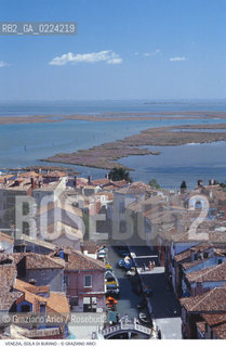 Localizzazione:..VENEZIA / ISOLA DI BURANO..Oggetto:..Soggetto:..LAGUNA BARENE VEDUTA AEREA..Cronologia: ....Definizione Culturale:..   Autore: ..   Stile: ..   Editori/Stampatori:..   Committenza:..Materia e Tecnica:..Collocazione:..Note:....Riproduzione Fotografica:..Graziano Arici/Rosebud2 .Copyright:..Graziano Arici/Rosebud2 .Data:..1985..Costo:..A..