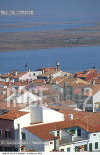 Localizzazione:..VENEZIA / ISOLA DI BURANO..Oggetto:..Soggetto:..CASE LAGUNA VEDUTA AEREA..Cronologia: ....Definizione Culturale:..   Autore: ..   Stile: ..   Editori/Stampatori:..   Committenza:..Materia e Tecnica:..Collocazione:..Note:....Riproduzione Fotografica:..Graziano Arici/Rosebud2 .Copyright:..Graziano Arici/Rosebud2 .Data:..1995..Costo:..A..