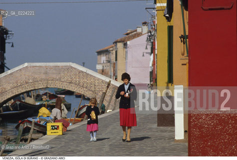 Localizzazione:..VENEZIA / ISOLA DI BURANO..Oggetto:..Soggetto:..BAMBINA FONDAMENTA..Cronologia: ....Definizione Culturale:..   Autore: ..   Stile: ..   Editori/Stampatori:..   Committenza:..Materia e Tecnica:..Collocazione:..Note:....Riproduzione Fotografica:..Graziano Arici/Rosebud2 .Copyright:..Graziano Arici/Rosebud2 .Data:..1995..Costo:..A..