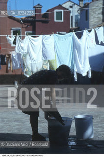 Localizzazione:..VENEZIA / ISOLA DI BURANO..Oggetto:..Soggetto:..PANNI..Cronologia: ....Definizione Culturale:..   Autore: ..   Stile: ..   Editori/Stampatori:..   Committenza:..Materia e Tecnica:..Collocazione:..Note:....Riproduzione Fotografica:..Graziano Arici/Rosebud2 .Copyright:..Graziano Arici/Rosebud2 .Data:..1995..Costo:..A..