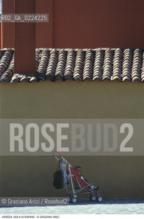 Localizzazione:..VENEZIA / ISOLA DI BURANO..Oggetto:..Soggetto:..CASE BAMBINO..Cronologia: ....Definizione Culturale:..   Autore: ..   Stile: ..   Editori/Stampatori:..   Committenza:..Materia e Tecnica:..Collocazione:..Note:....Riproduzione Fotografica:..Graziano Arici/Rosebud2 .Copyright:..Graziano Arici/Rosebud2 .Data:..1995..Costo:..A..