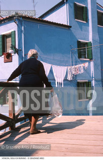Localizzazione:..VENEZIA / ISOLA DI BURANO..Oggetto:..Soggetto:..CASE BLU ANZIANA..Cronologia: ....Definizione Culturale:..   Autore: ..   Stile: ..   Editori/Stampatori:..   Committenza:..Materia e Tecnica:..Collocazione:..Note:....Riproduzione Fotografica:..Graziano Arici/Rosebud2 .Copyright:..Graziano Arici/Rosebud2 .Data:..1995..Costo:..A..
