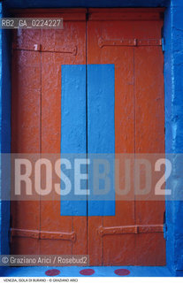 Localizzazione:..VENEZIA / ISOLA DI BURANO..Oggetto:..Soggetto:..CASE BLU ROSSO..Cronologia: ....Definizione Culturale:..   Autore: ..   Stile: ..   Editori/Stampatori:..   Committenza:..Materia e Tecnica:..Collocazione:..Note:....Riproduzione Fotografica:..Graziano Arici/Rosebud2 .Copyright:..Graziano Arici/Rosebud2 .Data:..1995..Costo:..A..