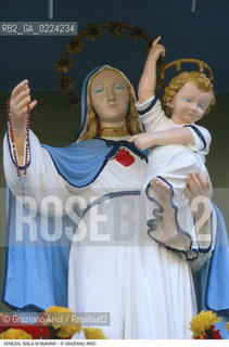 Localizzazione:..VENEZIA / ISOLA DI BURANO..Oggetto:..Soggetto:..MADONNA CON BAMBINO..Cronologia: ....Definizione Culturale:..   Autore: ..   Stile: ..   Editori/Stampatori:..   Committenza:..Materia e Tecnica:..Collocazione:..Note:....Riproduzione Fotografica:..Graziano Arici/Rosebud2 .Copyright:..Graziano Arici/Rosebud2 .Data:..1995..Costo:..A..