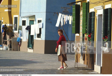 Localizzazione:..VENEZIA / ISOLA DI BURANO..Oggetto:..Soggetto:..CASE..Cronologia: ....Definizione Culturale:..   Autore: ..   Stile: ..   Editori/Stampatori:..   Committenza:..Materia e Tecnica:..Collocazione:..Note:....Riproduzione Fotografica:..Graziano Arici/Rosebud2 .Copyright:..Graziano Arici/Rosebud2 .Data:..1995..Costo:..A..