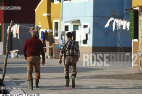Localizzazione:..VENEZIA / ISOLA DI BURANO..Oggetto:..Soggetto:..PESCATORI..Cronologia: ....Definizione Culturale:..   Autore: ..   Stile: ..   Editori/Stampatori:..   Committenza:..Materia e Tecnica:..Collocazione:..Note:....Riproduzione Fotografica:..Graziano Arici/Rosebud2 .Copyright:..Graziano Arici/Rosebud2 .Data:..1995..Costo:..A..