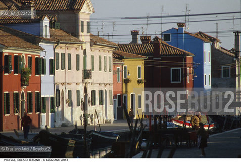 Localizzazione:..VENEZIA / ISOLA DI BURANO..Oggetto:..Soggetto:..CASE BARCHE..Cronologia: ....Definizione Culturale:..   Autore: ..   Stile: ..   Editori/Stampatori:..   Committenza:..Materia e Tecnica:..Collocazione:..Note:....Riproduzione Fotografica:..Graziano Arici/Rosebud2 .Copyright:..Graziano Arici/Rosebud2 .Data:..1995..Costo:..A..