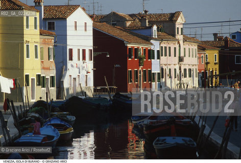 Localizzazione:..VENEZIA / ISOLA DI BURANO..Oggetto:..Soggetto:..CASE BARCHE..Cronologia: ....Definizione Culturale:..   Autore: ..   Stile: ..   Editori/Stampatori:..   Committenza:..Materia e Tecnica:..Collocazione:..Note:....Riproduzione Fotografica:..Graziano Arici/Rosebud2 .Copyright:..Graziano Arici/Rosebud2 .Data:..1995..Costo:..A..