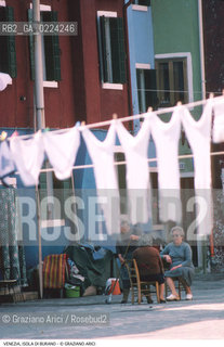 Localizzazione:..VENEZIA / ISOLA DI BURANO..Oggetto:..Soggetto:..ANZIANI PANNI CASE..Cronologia: ....Definizione Culturale:..   Autore: ..   Stile: ..   Editori/Stampatori:..   Committenza:..Materia e Tecnica:..Collocazione:..Note:....Riproduzione Fotografica:..Graziano Arici/Rosebud2 .Copyright:..Graziano Arici/Rosebud2 .Data:..1995..Costo:..A..