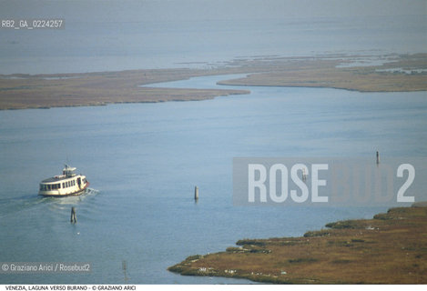 Localizzazione:..VENEZIA / LAGUNA NORD..Oggetto:..Soggetto:..VERSO BURANO BARENE VAPORETTO ACTV..Cronologia: ....Definizione Culturale:..   Autore: ..   Stile: ..   Editori/Stampatori:..   Committenza:..Materia e Tecnica:..Collocazione:..Note:....Riproduzione Fotografica:..Graziano Arici/Rosebud2 .Copyright:..Graziano Arici/Rosebud2 .Data:..1995..Costo:..A..