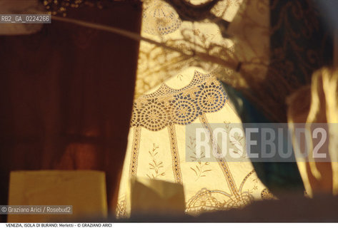Localizzazione:..VENEZIA / ISOLA DI BURANO..Oggetto:..Soggetto:..MERLETTI ARTIGIANATO..Cronologia: ....Definizione Culturale:..   Autore: ..   Stile: ..   Editori/Stampatori:..   Committenza:..Materia e Tecnica:..Collocazione:..Note:....Riproduzione Fotografica:..Graziano Arici/Rosebud2 .Copyright:..Graziano Arici/Rosebud2 .Data:..1995..Costo:..A..