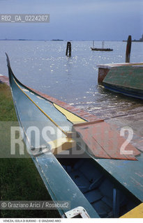 Localizzazione:..VENEZIA / ISOLA DI BURANO..Oggetto:..Soggetto:..LAGUNA GONDOLA..Cronologia: ....Definizione Culturale:..   Autore: ..   Stile: ..   Editori/Stampatori:..   Committenza:..Materia e Tecnica:..Collocazione:..Note:....Riproduzione Fotografica:..Graziano Arici/Rosebud2 .Copyright:..Graziano Arici/Rosebud2 .Data:..1995..Costo:..A..