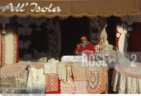 Localizzazione:..VENEZIA / ISOLA DI BURANO..Oggetto:..Soggetto:..MERLETTI ARTIGIANATO..Cronologia: ....Definizione Culturale:..   Autore: ..   Stile: ..   Editori/Stampatori:..   Committenza:..Materia e Tecnica:..Collocazione:..Note:....Riproduzione Fotografica:..Graziano Arici/Rosebud2 .Copyright:..Graziano Arici/Rosebud2 .Data:..1995..Costo:..A..