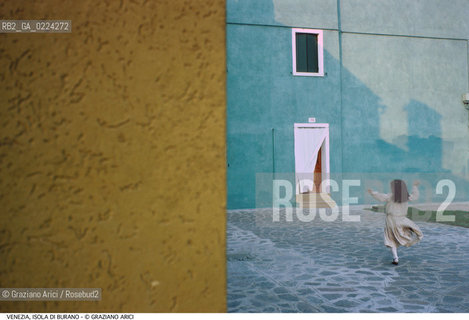 Localizzazione:..VENEZIA / ISOLA DI BURANO..Oggetto:..Soggetto:..GIALLO OCRA / GIOCO BAMBINA..Cronologia: ....Definizione Culturale:..   Autore: ..   Stile: ..   Editori/Stampatori:..   Committenza:..Materia e Tecnica:..Collocazione:..Note:....Riproduzione Fotografica:..Graziano Arici/Rosebud2 .Copyright:..Graziano Arici/Rosebud2 .Data:..1995..Costo:..A..